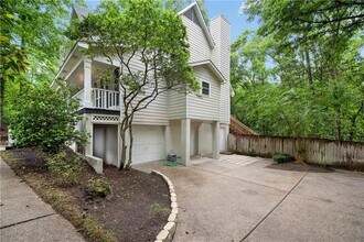 8020 Suzanne Way in Mobile, AL - Building Photo - Building Photo
