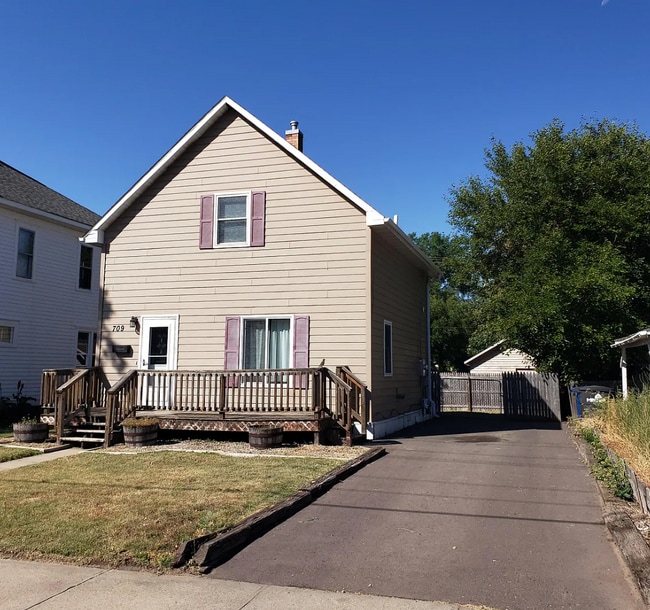 709 N Rowley St in Mitchell, SD - Foto de edificio - Building Photo