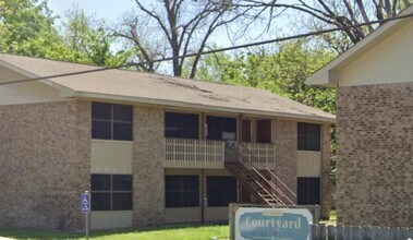 812 E Palestine St in Mexia, TX - Foto de edificio - Building Photo