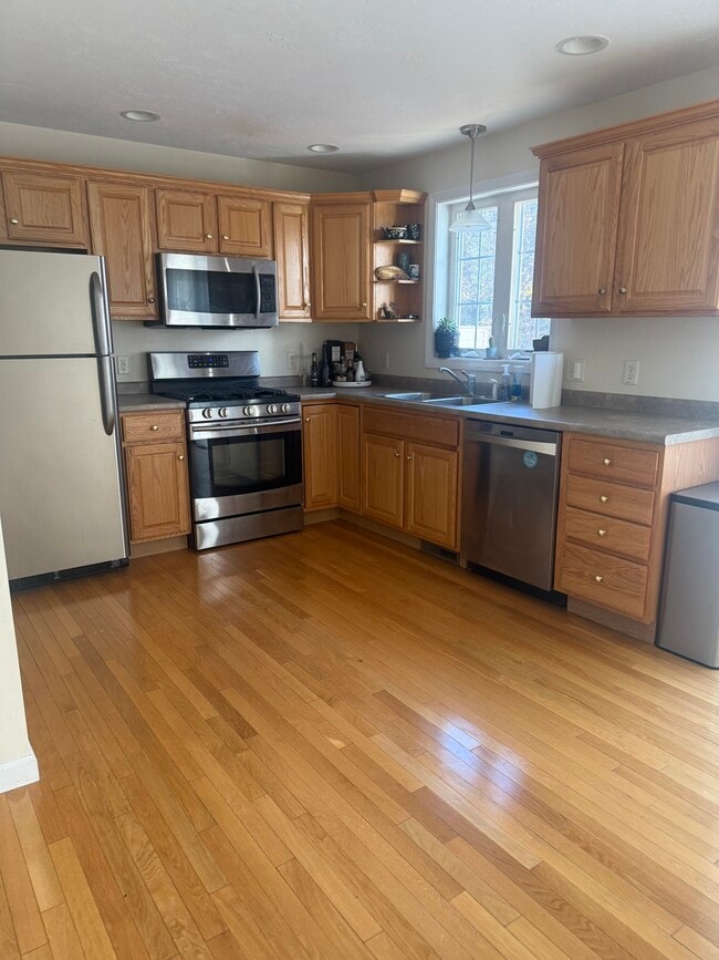 35 Fredonian St in Shirley, MA - Foto de edificio - Building Photo