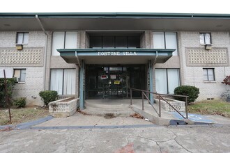 Villa Fortuna Apartments in Dallas, TX - Foto de edificio - Building Photo
