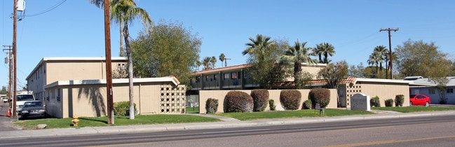Scottsdale Suites Apartments in Scottsdale, AZ - Foto de edificio - Building Photo