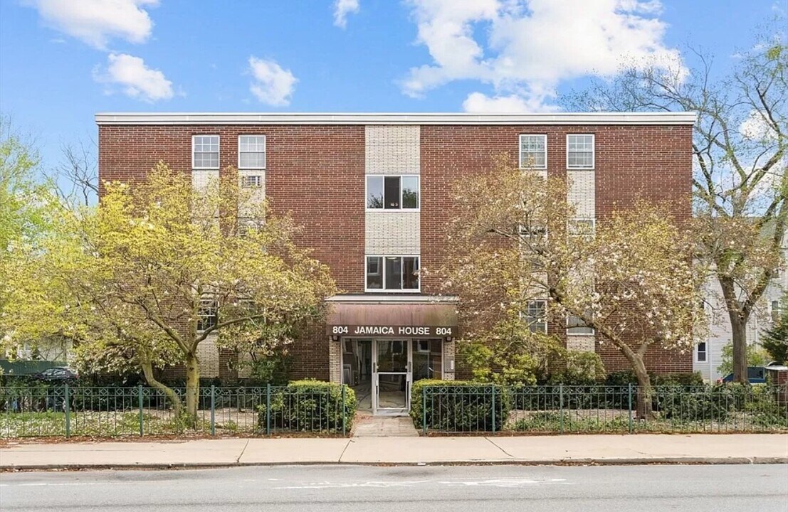 804 Centre St in Boston, MA - Building Photo