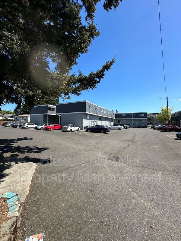 15847 SE Stark St in Portland, OR - Building Photo - Building Photo