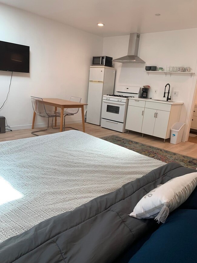 2847 S Holt Ave in Los Angeles, CA - Building Photo - Building Photo