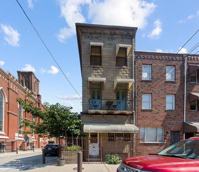 921 Christian St, Unit 3 in Philadelphia, PA - Foto de edificio - Building Photo