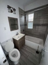 335 Wells St, Unit 7 in Bridgeport, CT - Foto de edificio - Building Photo