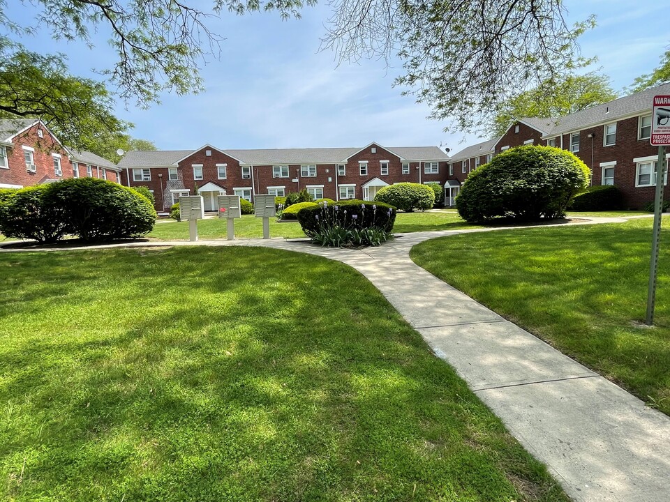 Warner Village Apartments in Hamilton, NJ - Building Photo