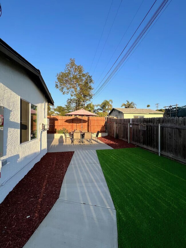 5925 Edgewater St in San Diego, CA - Building Photo - Building Photo