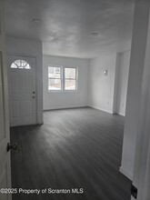 834 E Scott St in Olyphant, PA - Foto de edificio - Building Photo