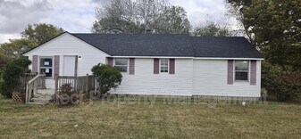 7233 Adams Ctr Rd in Fort Wayne, IN - Building Photo