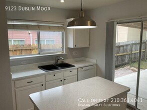 9123 Dublin Moor in San Antonio, TX - Building Photo - Building Photo