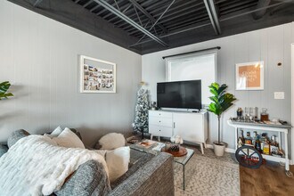 2437 Atwood Ave, Unit 1 in Madison, WI - Foto de edificio - Building Photo