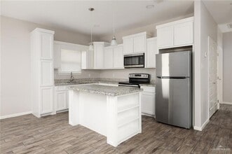 904 Kentucky St, Unit 2 in Alton, TX - Building Photo - Building Photo