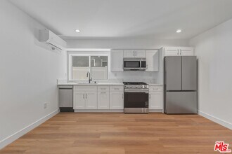 14167 Erwin St in Los Angeles, CA - Building Photo - Building Photo