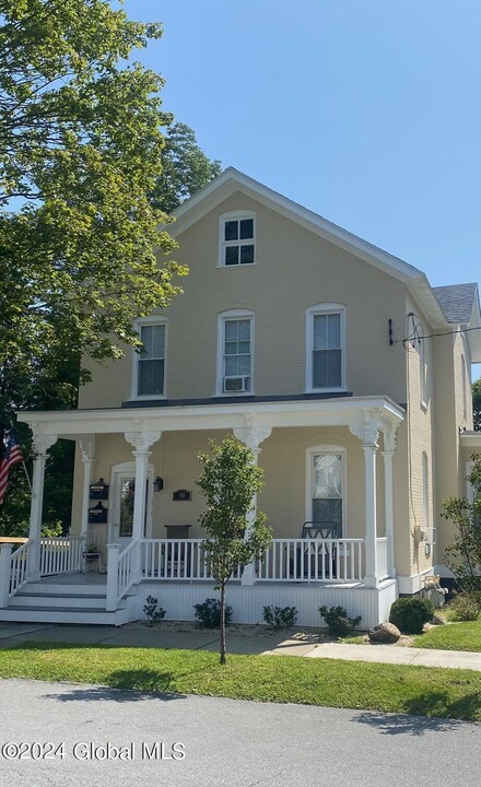 90 Catherine St in Saratoga Springs, NY - Building Photo