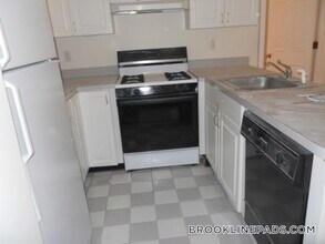 322 St Paul St in Brookline, MA - Foto de edificio - Building Photo