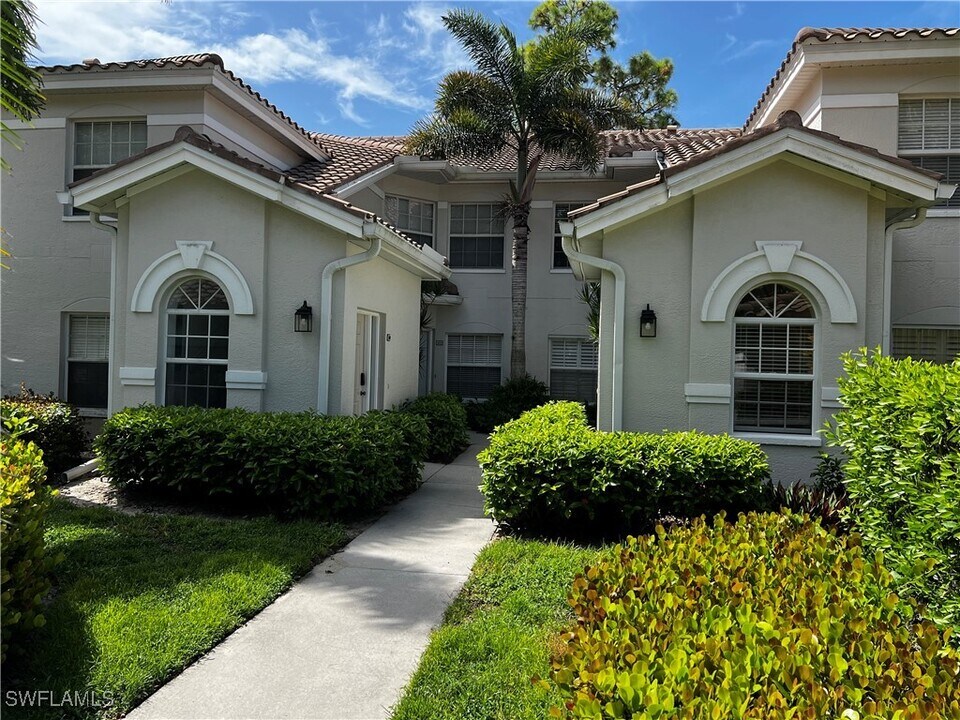 6918 Satinleaf Rd N in Naples, FL - Building Photo
