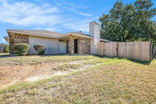 2114 Windhurst Dr in Arlington, TX - Building Photo