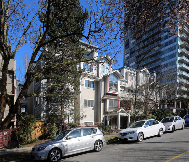 Brighton Court in Vancouver, BC - Building Photo - Building Photo