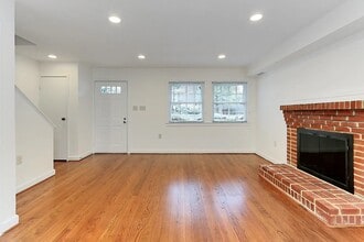 453 Hampton Ct in Falls Church, VA - Building Photo - Building Photo