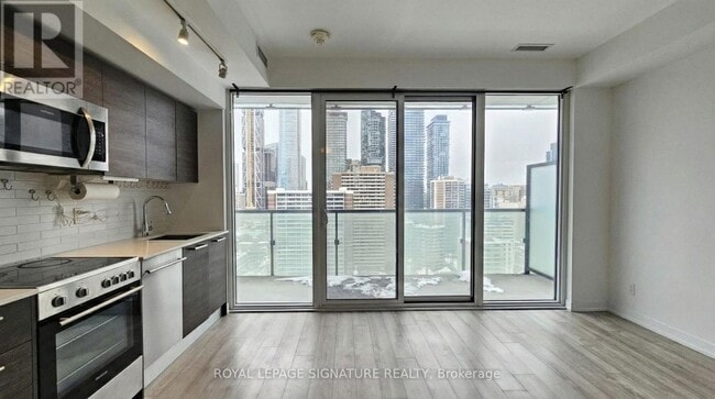 28 Wellesley St E in Toronto, ON - Building Photo - Building Photo