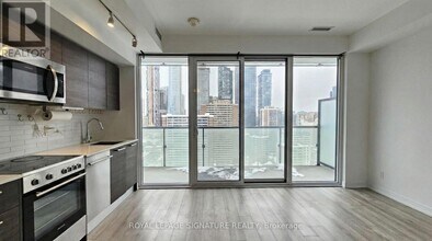 28 Wellesley St E in Toronto, ON - Building Photo - Building Photo