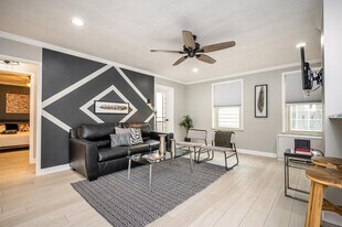 300 W Peachtree St NW in Atlanta, GA - Building Photo