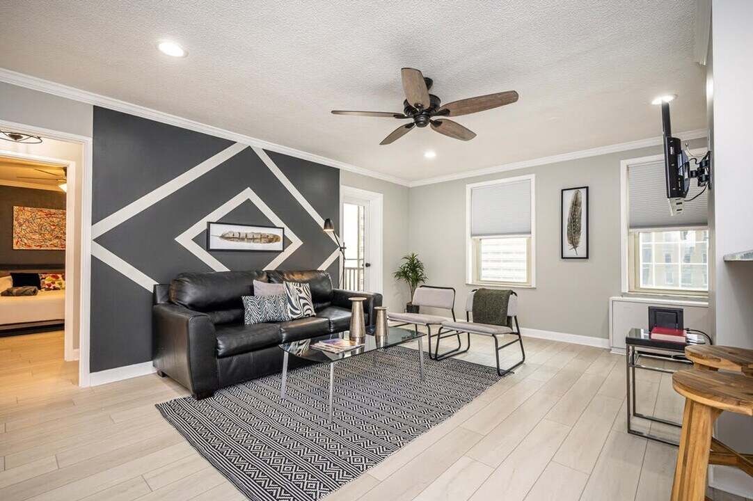 300 W Peachtree St NW in Atlanta, GA - Building Photo