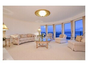 1359 Whitby Rd in West Vancouver, BC - Building Photo - Building Photo