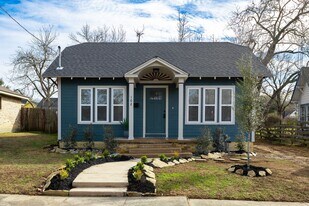 102 E Val Verde St in Brenham, TX - Building Photo