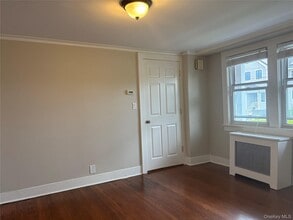 19 Hall Ave in Eastchester, NY - Foto de edificio - Building Photo