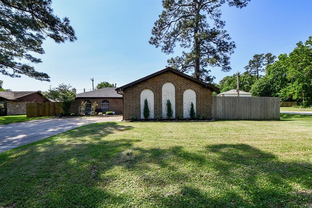 1747 Burning Tree Rd in Humble, TX - Building Photo