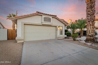 14428 N 56th Pl in Scottsdale, AZ - Foto de edificio - Building Photo