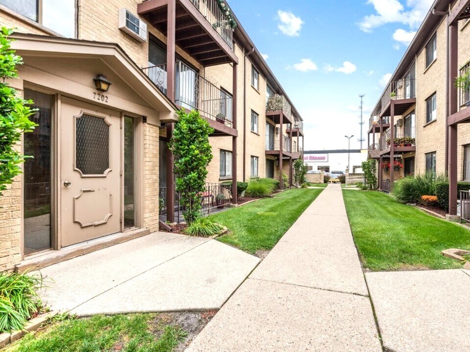 7202 W Wrightwood Ave in Elmwood Park, IL - Building Photo