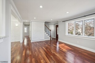 15 Deerfield Dr in West Orange, NJ - Building Photo - Building Photo