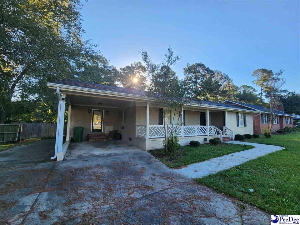 1030 Cheraw Dr in Florence, SC - Building Photo