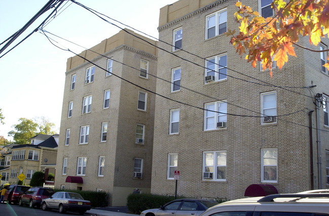 296 Knox Ave in Cliffside Park, NJ - Building Photo - Building Photo