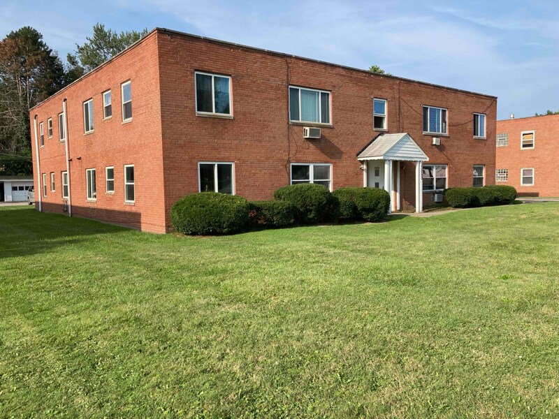 33050 Aurora Rd, Unit 8 in Solon, OH - Building Photo