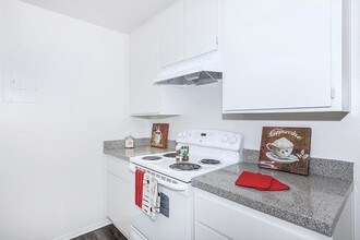 Canyon Village Apartment Homes in Anaheim, CA - Foto de edificio - Building Photo