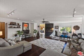 7130 Gateshead Way in Los Angeles, CA - Building Photo - Building Photo