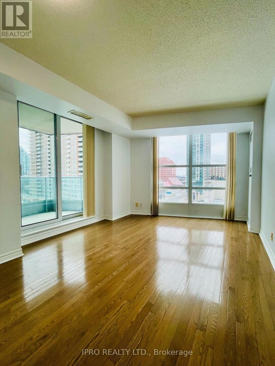 1-901 Elm Dr W in Mississauga, ON - Building Photo