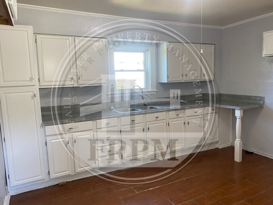 142 School St, Unit Unit 1 in Taunton, MA - Building Photo
