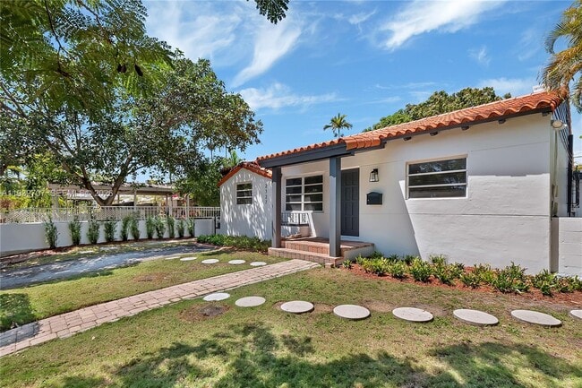 2327 SW 22nd Terrace in Miami, FL - Building Photo - Building Photo