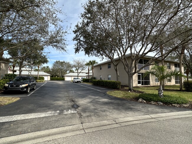 26729 Little John Ct in Bonita Springs, FL - Foto de edificio - Building Photo