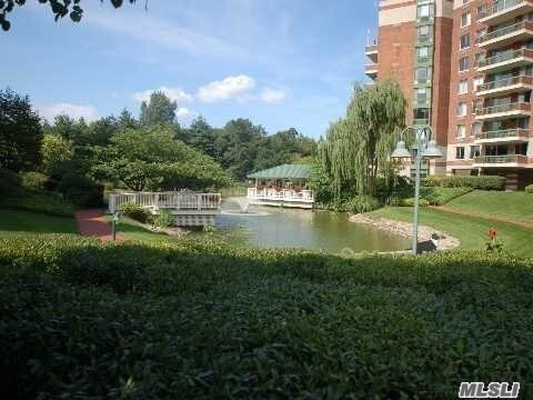 111 Cherry Valley Ave-Unit -511 in Garden City, NY - Building Photo