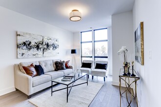 1402 H St NE, Unit 2 in Washington, DC - Foto de edificio - Building Photo