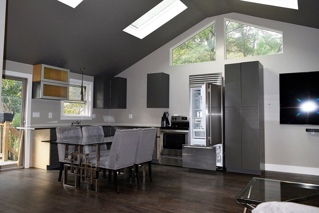157 Floral St in Shrewsbury, MA - Building Photo