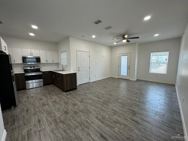 302 Sylvia Handy Dr in Elsa, TX - Building Photo - Building Photo