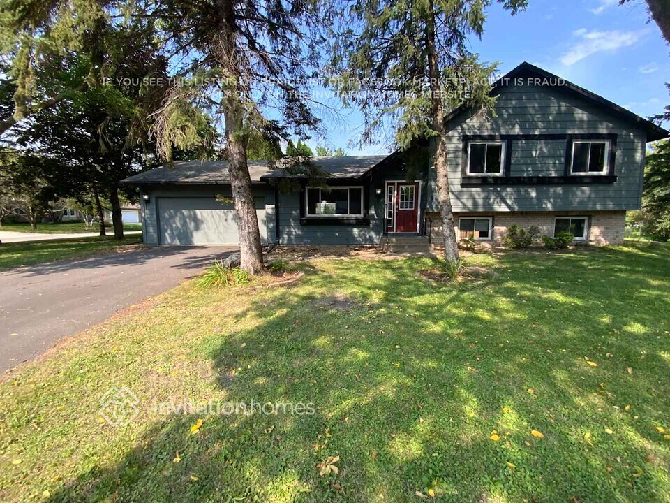 6840 Penamint Ln in Chanhassen, MN - Building Photo